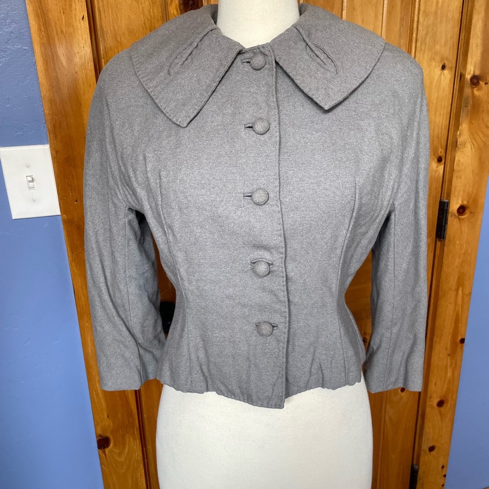Vintage Gray Blazer with Fitted Waist and Cropped Length